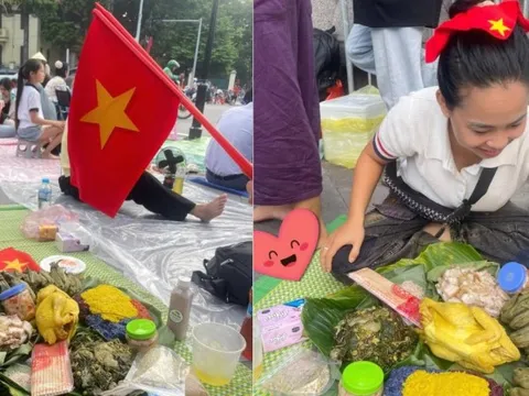 Chủ nhân mâm xôi gà xem diễu binh đang hot nhất MXH: Đi từ 3h30, mang toàn đặc sản quê nhà đến Hà Nội