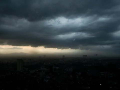 Cảnh báo mưa dông, lốc sét và gió giật mạnh ở Hà Nội chiều nay: Người dân đi xem hợp luyện diễu binh, diễu hành A80 đặc biệt chú ý