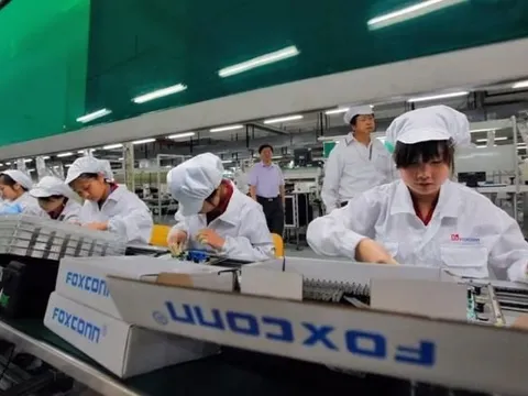 Foxconn tức tốc tuyển công nhân lắp iPhone 17: Trả 100 nghìn đồng/giờ, thưởng thêm gần 30 triệu nếu làm đủ 3 tháng