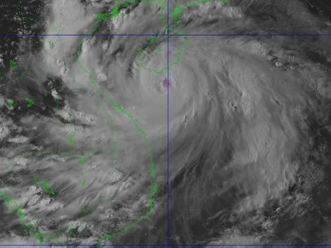 Tin mới nhất về cơn bão số 5: Vẫn mạnh cấp cuồng phong, sắp đổ bộ vào đất liền