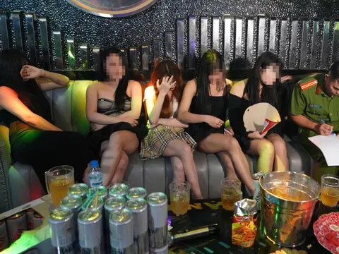 Đột kích quán karaoke, phát hiện Hoàng Trung Phong “bao nuôi” 38 nhân viên nữ