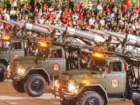 Vạn người reo hò khi tên lửa, xe tăng hùng dũng tiến qua Quảng trường Ba Đình