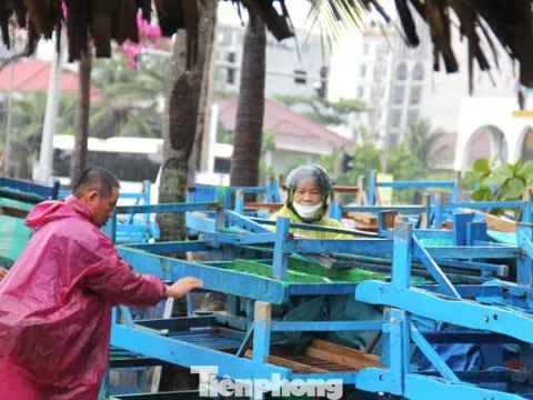 Hàng quán ven biển Đà Nẵng hối hả 'chạy bão'