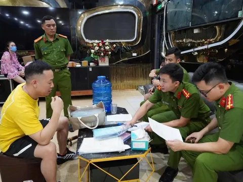 Quán karaoke của vợ chồng Hoàng Trung Phong nuôi 38 nhân viên nữ, cứ bị phạt là lập tức đổi tên