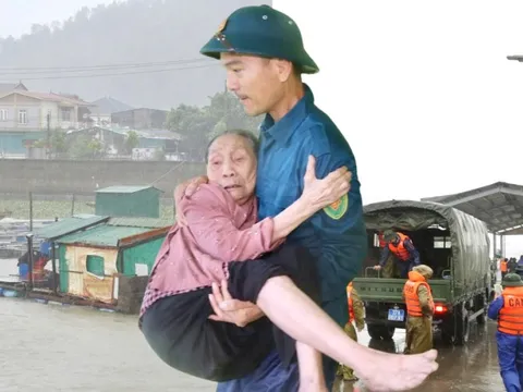 Bão số 5 cách các tỉnh miền Trung khoảng 100km, gấp rút di dời hàng nghìn người dân đến nơi an toàn