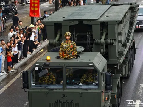 "Gã khổng lồ" dài gần 20 m, chịu tải hơn 72 tấn xuất hiện tại Tổng hợp luyện diễu binh 2/9 có gì đặc biệt?