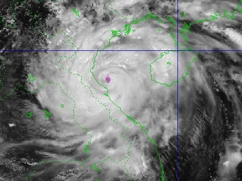 Bão số 5 bất ngờ di chuyển chậm lại, thời gian quần thảo trên đất liền kéo dài