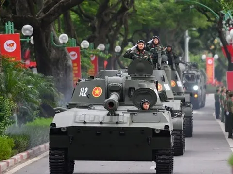 Thủ tướng yêu cầu phục vụ miễn phí bánh mì, nước uống, ô dù cho người dân xem diễu binh, diễu hành