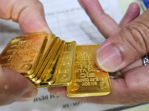 Các tiệm vàng nhỏ âm thầm mua bán vàng miếng SJC, đẩy giá lên cao kỷ lục
