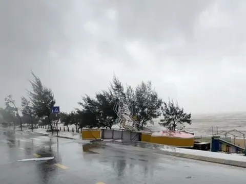 Bão đã suy yếu, hàng loạt địa phương ra cảnh báo mới, người dân hãy xem hết video này