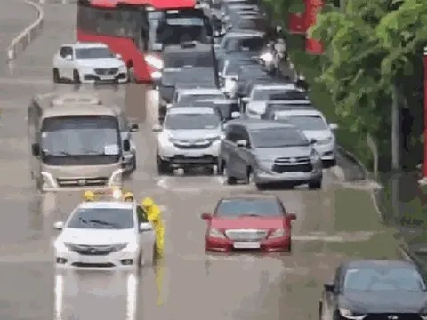 Hà Nội mưa to do ảnh hưởng bão số 5, đường phố ngập nặng, giao thông ách tắc