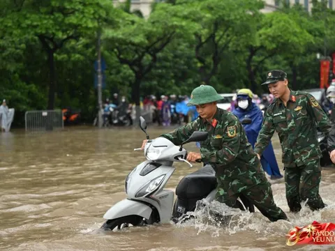 Ảnh đẹp sáng nay: Các chiến sĩ làm nhiệm vụ A80 lội nước đẩy xe, dìu dân qua đoạn ngập sâu ở Hà Nội