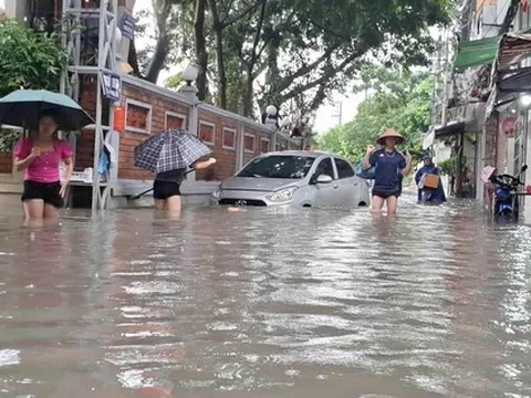 Chủ ô tô cần làm gì khi xe chết máy giữa mưa lũ hoặc rơi vào vùng ngập nước?