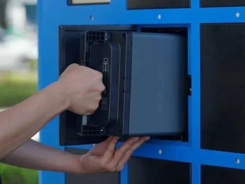 Chuyện gì đây: Hàng trăm cửa hàng FPT Shop "biến" thành trạm sạc ô tô điện, tủ đổi pin xe máy điện