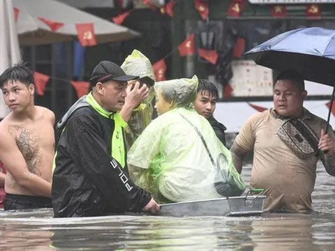 Khu biệt thự 'nhà giàu' ngập gần 1 m, dân chèo thuyền đi lại trên phố