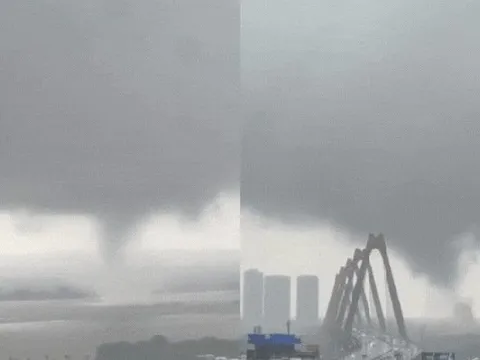 Hà Nội: Lốc xoáy cuồn cuộn, cao hàng chục mét, xuất hiện ngay gần khu vực cầu Nhật Tân