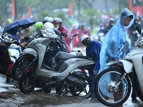 Hà Nội mưa ngập kinh hoàng: Tiệm sửa xe "hốt bạc", dân công sở chi 150.000 đồng để kịp giờ làm