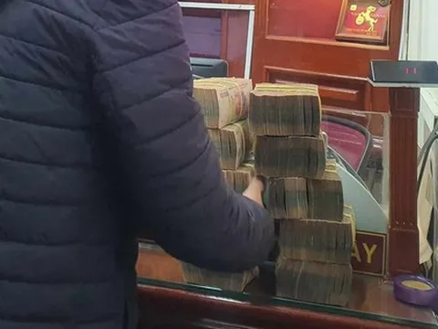 Hết cảnh vác bao tải tiền mặt đi mua vàng: Giao dịch từ 20 triệu đồng/ngày trở lên phải thanh toán qua tài khoản ngân hàng