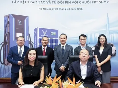 Động thái đầu tiên của VinFast trong chiến lược đổi pin xe máy điện: Bắt tay với FPT Shop, cho phép đổi pin tại tất cả cửa hàng trên toàn quốc