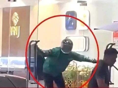 Nam thanh niên mặc áo Grab, cầm búa xông vào cướp tiệm vàng ở Đà Nẵng