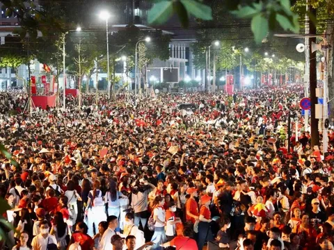 Cảnh tượng chưa từng có ở 10 vị trí đẹp bậc nhất, chật kín người xem diễu binh, diễu hành