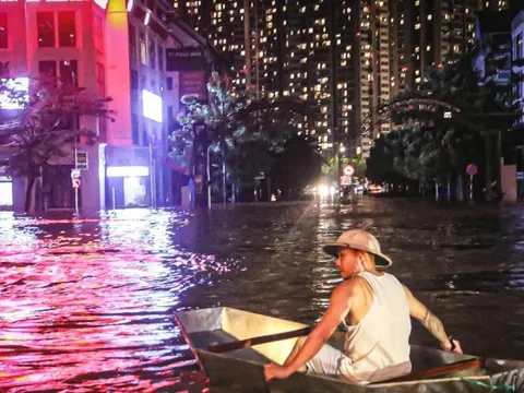 24 giờ mất điện, nước: Hàng trăm hộ dân ở 'làng' biệt thự triệu đô Hà Nội thắp đèn dầu, loay hoay 'chạy' ngập