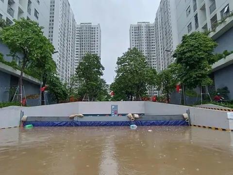 Hình ảnh nhiều khu chung cư thành 'ốc đảo' sau mưa lớn, dân dựng đập ngăn nước tràn vào hầm