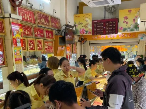 Người dân chen chân 'vét' sạch vàng giữa 'cơn bão' giá