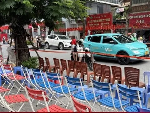 Công an Hà Nội dẹp bỏ tình trạng bán ghế giữ chỗ xem diễu binh, diễu hành A80