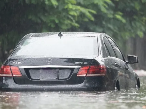 Bao giờ Hà Nội thoát cảnh 'phố biến thành sông' sau cơn mưa?