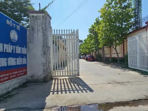 Bí ẩn người hối lộ 250 triệu cho bác sĩ Viện Pháp y để ‘giúp đỡ’ nữ đối tượng ma tuý, cho vay lãi nặng