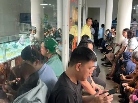 Tiệm vàng ở TP.HCM kín khách ngày giá lên 128 triệu đồng/lượng