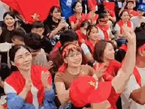 VIDEO: Người dân đội mưa chờ xem diễu binh A80, hát vang quốc ca
