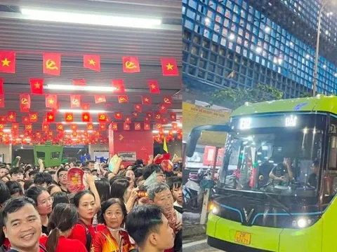 Nửa đêm huy động xe buýt để giảm tải hành khách cho tàu điện