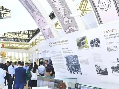 Chiêm ngưỡng bản đồ Việt Nam bằng tiền tại Triển lãm thành tựu đất nước