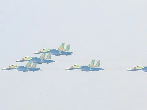 "Hổ mang chúa" Su30-MK2 bay qua Quảng trường Ba Đình rồi "khoan" thẳng lên trời