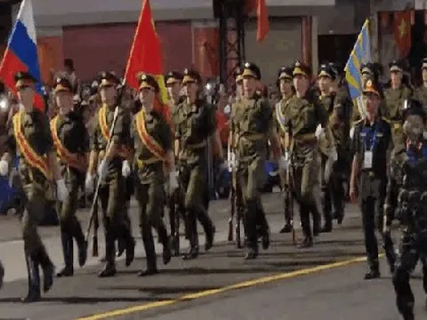 Quân nhân Nga tập diễu binh giữa tiếng reo hò cổ vũ