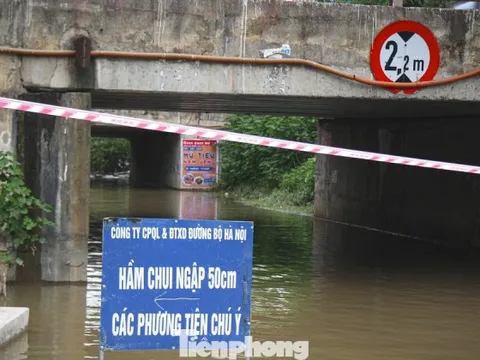 Đại lộ Thăng Long nhiều điểm vẫn ngập sâu, ùn tắc 10 km