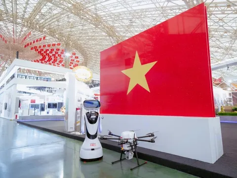 Lá cờ Tổ quốc bằng đá nhân tạo nhân tạo lớn nhất Việt Nam trưng bày ở Hội chợ Triển lãm Quốc gia: DN nào đứng sau?