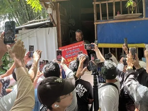 Hàng chục ống kính điện thoại livestream bủa vây, ông Ba Minh sống thế nào?