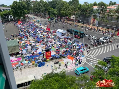 Hà Nội trước ngày tổng duyệt A80: Người dân "đội nắng" giữ chỗ đẹp chờ xem diễu binh