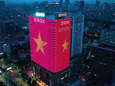 ROX Tower rực rỡ cờ hoa, lan tỏa tinh thần tự hào Việt Nam