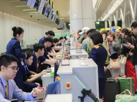 Bất ngờ giá vé máy bay từ TP HCM đi Hà Nội trước lễ diễu binh, diễu hành