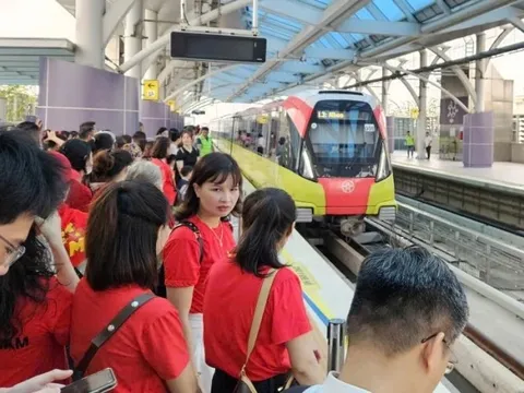 Tàu điện Hà Nội chạy xuyên đêm phục vụ khách dịp Lễ Quốc khánh