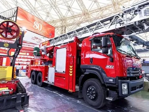 Chiếc xe thang cứu hoả đồ sộ tại Triển lãm A80: Ai đứng sau?