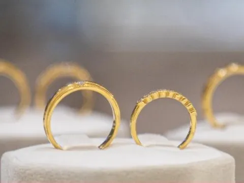 Giá vàng hôm nay 30/8: Thế giới tăng mạnh, trong nước tiếp tục phá đỉnh