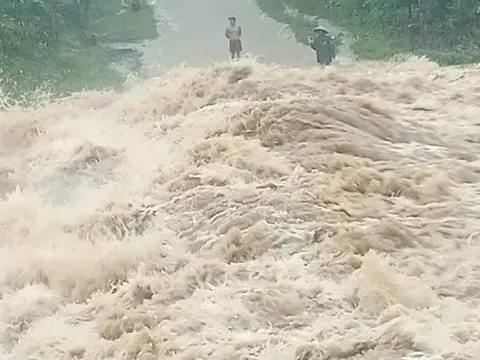Clip: Nước cuồn cuộn chia cắt hàng loạt nơi ở Quảng Trị