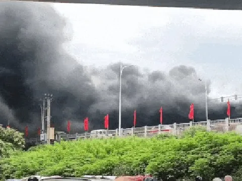 Cháy ngùn ngụt, khói cuồn cuộn bốc cao dưới gầm cầu Vĩnh Tuy sau tiến nổ lớn