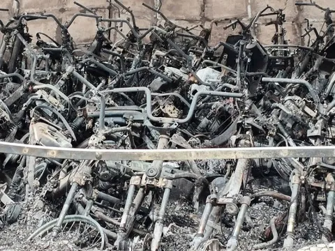 Cận cảnh hàng trăm xe máy bị lửa thiêu rụi trong bãi xe dưới cầu Vĩnh Tuy