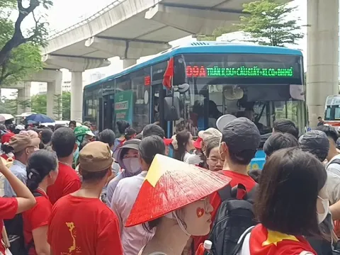 Hình ảnh khách đi xe buýt đông hiếm gặp ở Hà Nội